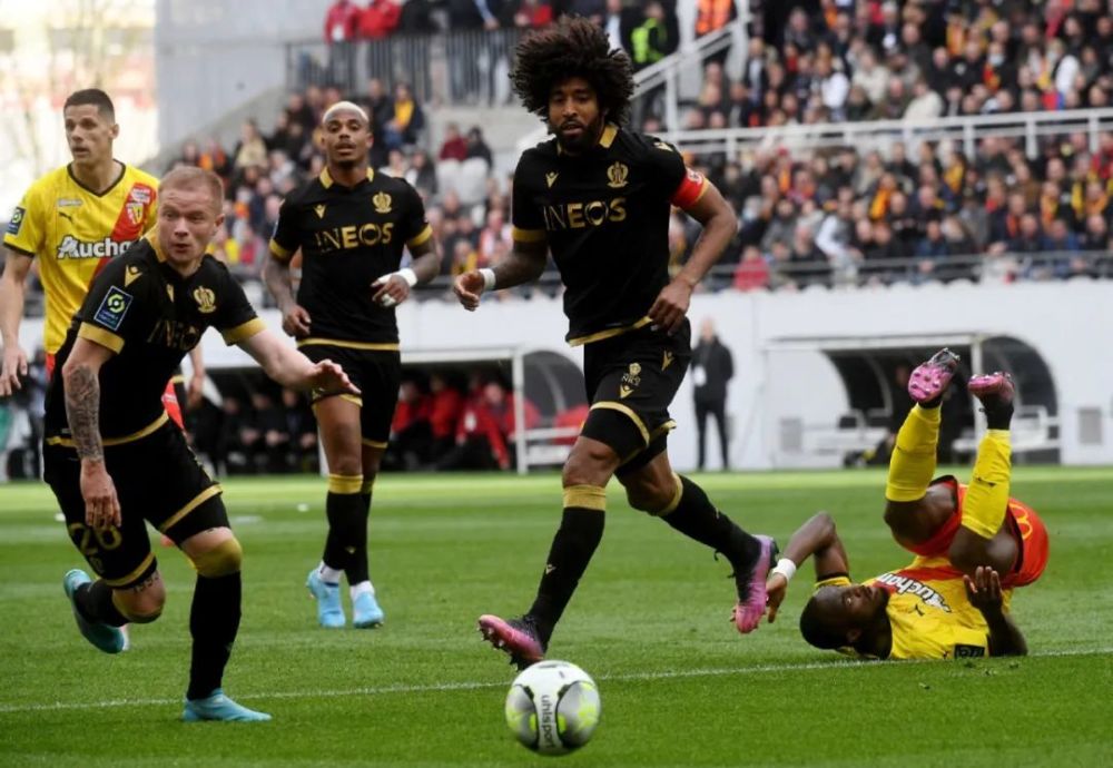  斯特拉斯堡门将乌龙助攻葬送好局  